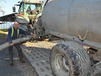 Die Gülleausbringung und ihre Techniken standen im Blickpunkt einer Fortbildung von Landwirten. Der Vorsitzende des VlF, Reiner Wittmann, schließt den Ansaugeschlauch zur Befüllung des 8000 Liter Güllefasses an. Die Ausbringung erfolgt aus dem Vakuumfass mit Schwenkverteiler.Foto: Hofmann