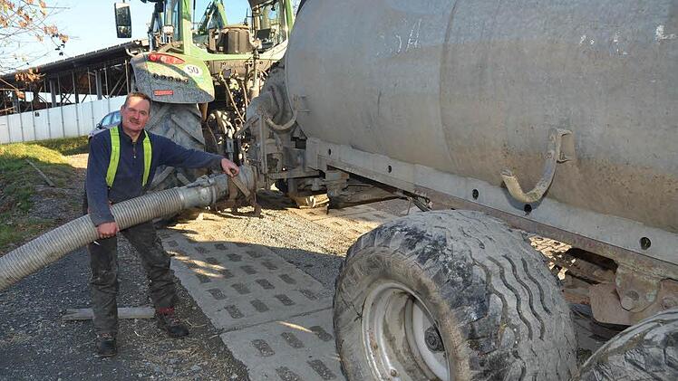 Die Gülleausbringung und ihre Techniken standen im Blickpunkt einer Fortbildung von Landwirten. Der Vorsitzende des VlF, Reiner Wittmann, schließt den Ansaugeschlauch zur Befüllung des 8000 Liter Güllefasses an. Die Ausbringung erfolgt aus dem Vakuumfass mit Schwenkverteiler.Foto: Hofmann