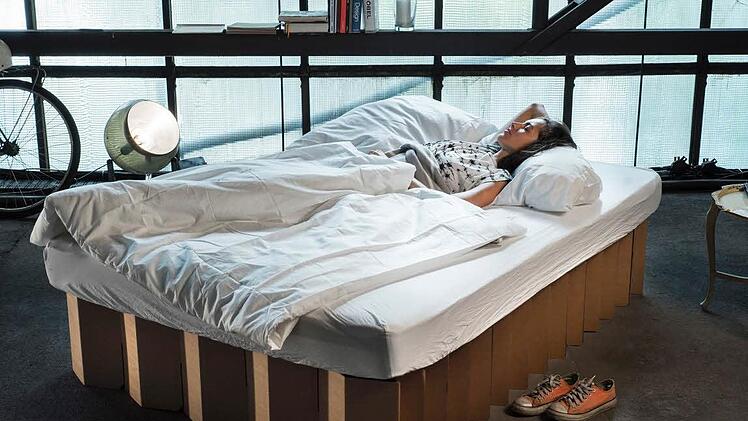 Wellpappe-Bett der drei Berliner Jungunternehmer Gerald Dissen, Christian Hilse und Lionel Palm. Das Pappe-Bett wiegt 14 Kilogramm. "Room in a box" nennen sich die Startups und meinen das ziemlich ernst. Denn ihr Ziel ist eine komplette Zimmereinrichtung, die in einen Karton passt und per Post kommt. Fotos: epd