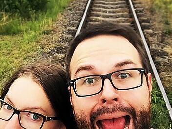 Mit diesem auf einer stillgelegten Bahnstrecke entstandenen Selfie haben sich die FT-Redakteure Lena Alt und Tobias Stich einen Spaß erlaubt. Der Zug ist natürlich mit reinretuschiert - so etwas in Realität nachahmen zu wollen, ist lebensgefährlich! Fotomontage: Tobias Stich