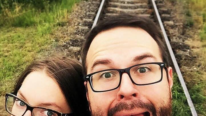 Mit diesem auf einer stillgelegten Bahnstrecke entstandenen Selfie haben sich die FT-Redakteure Lena Alt und Tobias Stich einen Spaß erlaubt. Der Zug ist natürlich mit reinretuschiert - so etwas in Realität nachahmen zu wollen, ist lebensgefährlich! Fotomontage: Tobias Stich