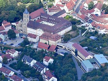 Die Karmelitenkirche dominiert das Bild am mittleren Kaulberg. Bei dem historischen Klostergebäude, das verkauft ist, handelt es sich vor allem um das dreiflügelige Gebäude, das sich an die Kirche anschließt. Foto: Ronald Rinklef