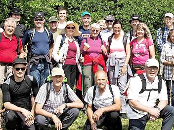 Auch der Weisendorfer Bürgermeister Heinrich Süß, rechts, nahm den beschwerlichen Weg auf sich, links außen Alfred Vahrmann Foto: privat