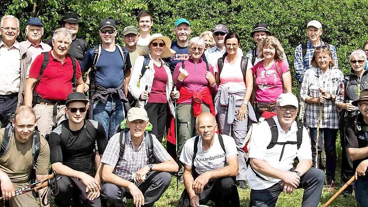 Auch der Weisendorfer Bürgermeister Heinrich Süß, rechts, nahm den beschwerlichen Weg auf sich, links außen Alfred Vahrmann Foto: privat