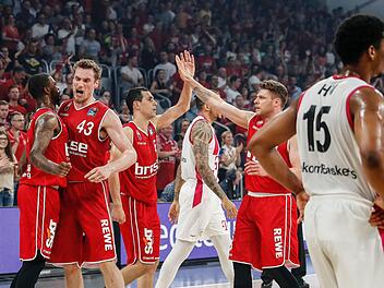 Personeller Umbruch bei Brose Bamberg: Nach Lo und Radosevic verl&auml;sst auch Staiger die Oberfranken. Rolf Bayer w&uuml;rdigt Staigers dreij&auml;hrige Zeit bei Bamberg entsprechend. Foto: Daniel Loeb