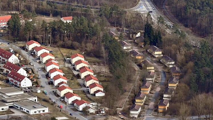Aus der Luft zeigt sich die Lage der Offizierssiedlung zwischen den rot bedachten Häusern der Natosiedlung (links) und der Pödeldorfer Straße (rechts oben).  Foto: Ronald Rinklef