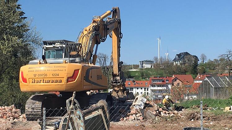 In Haard wurde das ehemalige Lehrerwohnhaus bereits komplett abgerissen. Hier sollen günstige Mietwohnungen gebaut werden. Geld ist im Etat bereits eingeplant. Kerstin Väth/Archiv
