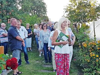Etwa einen halben Hektar gro&szlig; ist der Garten rund ums Anwesen von Dirk Kammlott (Vierter von links). "Wenn man Zuhause Urlaub macht, dann hat man nur Arbeit", sagt der Stadtg&auml;rtner, als er die Teilnehmer am Wettbewerb "Natur im Garten" durch sein Paradies f&uuml;hrt. Links: Kreisfachberater Johannes Bayer Fotos: Eckehard Kiesewetter