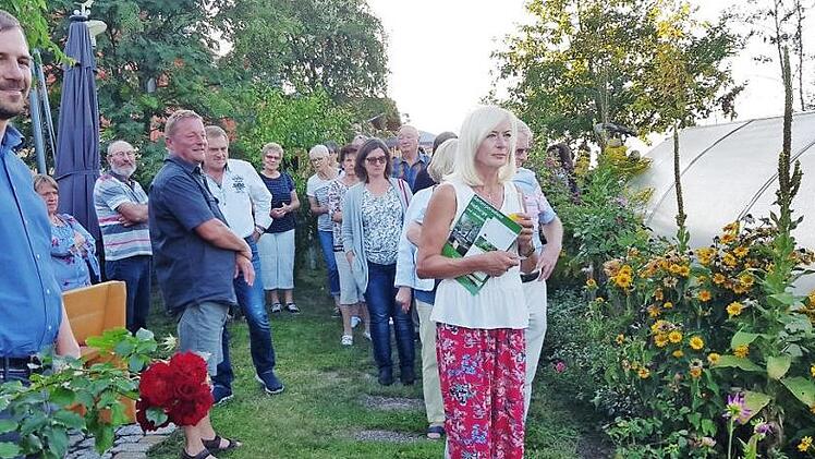 Etwa einen halben Hektar gro&szlig; ist der Garten rund ums Anwesen von Dirk Kammlott (Vierter von links). "Wenn man Zuhause Urlaub macht, dann hat man nur Arbeit", sagt der Stadtg&auml;rtner, als er die Teilnehmer am Wettbewerb "Natur im Garten" durch sein Paradies f&uuml;hrt. Links: Kreisfachberater Johannes Bayer Fotos: Eckehard Kiesewetter
