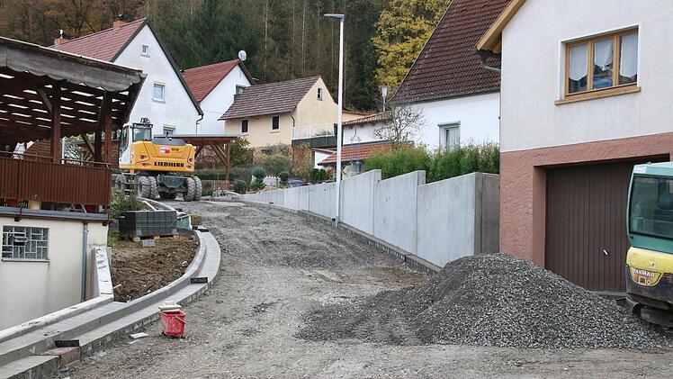 Mehrkosten in Höhe von 67.000 Euro gab es bisher bei den Baumaßnahmen in  der Parksiedlung in Maßbach. Sie entstanden unter anderem, weil  Wurzelstöcke und alte Fundamentreste entfernt werden mussten und weil der  abgegrabene Boden mit Schadstoffen belastet ist. Foto: Dieter Britz