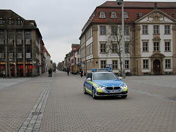 Die Polizei bestreift die Innenstadt von Erlangen, um die Einhaltung der Ausgangsbeschränkungen wegen des Coronavirus zu kontrollieren, hier auf dem Schlossplatz. Foto: Christian Bauriedel