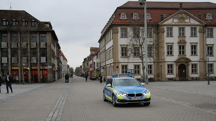Die Polizei bestreift die Innenstadt von Erlangen, um die Einhaltung der Ausgangsbeschränkungen wegen des Coronavirus zu kontrollieren, hier auf dem Schlossplatz. Foto: Christian Bauriedel