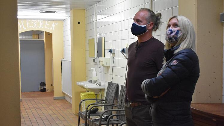 Silke Launert und Mirco Helbig begutachten die Decke. Foto: Petra Malbrich