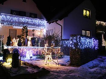 Rentiere und ein blauer Lichterregen zieren dieses Anwesen am Höhenweg in Zückshut. Fotos: Sebastian Schanz