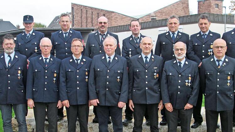 Seit vier Jahrzehnten sind 14 Feuerwehrmänner aus den Stadtteilen im aktiven Feuerwehrdienst, die ebenfalls die Ehrenauszeichnung und den Dank vom Kreisbrandrat Benno Metz (links) und Landrat Thomas Bold (rechts) entgegennahmen.