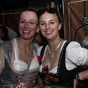 Die Partyband "Die Stodlrocker" spielten am Freitag zum Auftakt.