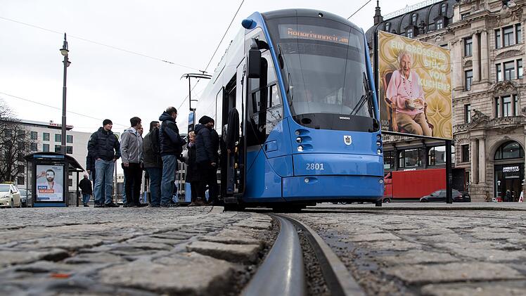 München: Straßenbahn mit Bundeswehr-Werbung beklebt - Fahrer wollen Dienst verweigern