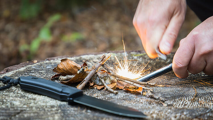 skillcation survival bushcraft feuermachen feuerstahl outdoor wildnis norwegen schweden abenteuer skill holidays urlaub lernen wald natur &uuml;berlebenstraining camping outdoor skills feuer magnesium wilderness praktisches lernen erlebnis aktivurlaub reisen weltweit europa training kurs workshop selbstst&auml;ndigkeit naturverbunden