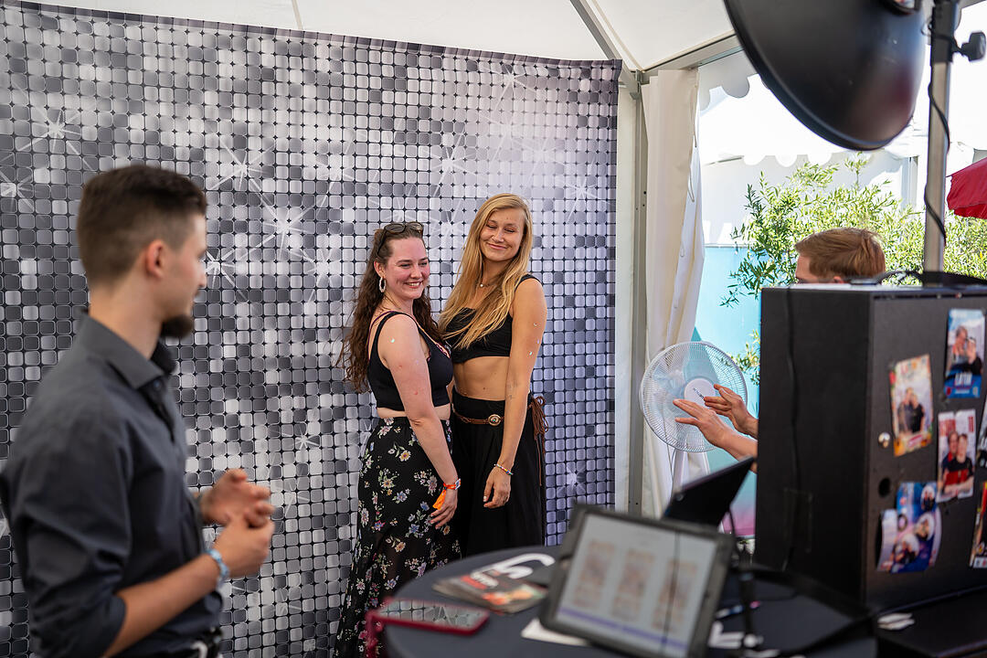 Mit vielen internationalen und nationalen Live-Acts.