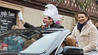 Standesgemäß chauffiert: Prinz und Prinzessin fuhren im Cabrio.
