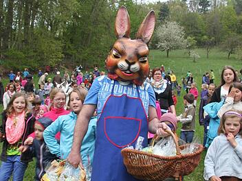 Wenn die Osterhasen über die Wiese hoppeln, stürmen die Kinder und Erwachsenen die Hahnsreuth: So groß wie in diesem Jahr war der Andrang noch nie. Fotos: Sonja Adam