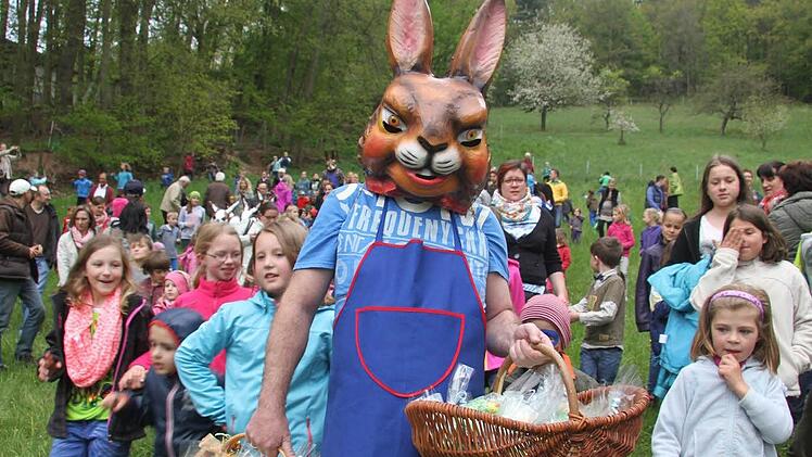 Wenn die Osterhasen über die Wiese hoppeln, stürmen die Kinder und Erwachsenen die Hahnsreuth: So groß wie in diesem Jahr war der Andrang noch nie. Fotos: Sonja Adam