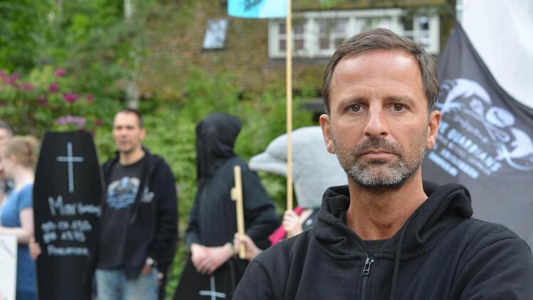 Ramsi Sras hat den Protest organisiert.