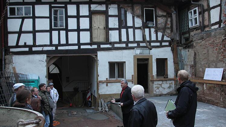 Alte Bausubstanz erwacht zu neuem Leben. Großzügige Förderbeiträge der Regierung und der Stadt Ebern machen es Eigentümern leichter, sich für die Sanierung alter Anwesen im Altstadtbereich zu entschließen. Darüber freut sich Bürgermeister Jürgen Hennemann (3. von rechts) mit den Mitgliedern des Bauausschusses hier im Hinterhof eines Anwesens Marktplatz. Foto: Helmut Will