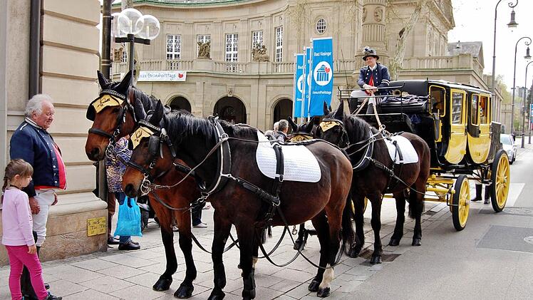 Die Bad Kissinger Postkutsche mit Kutschhalter Hans Körner (links) wartet vor dem Kissinger Regentenbau auf den Saisonstart 2015.   Foto: Sigismund von Dobschütz