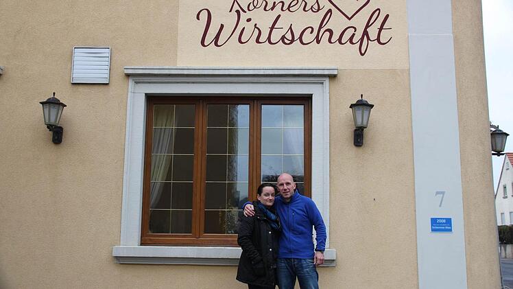 Manuela und Jörg Buse haben den leer stehenden Gasthof Körner in Arnshausen gepachtet.  Foto: Anja Greiner