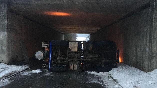 Ein Streufahrzeug ist im Kreis Hof umgekippt und unter einer Brücke gelandet. Fotos: News5/Fricke