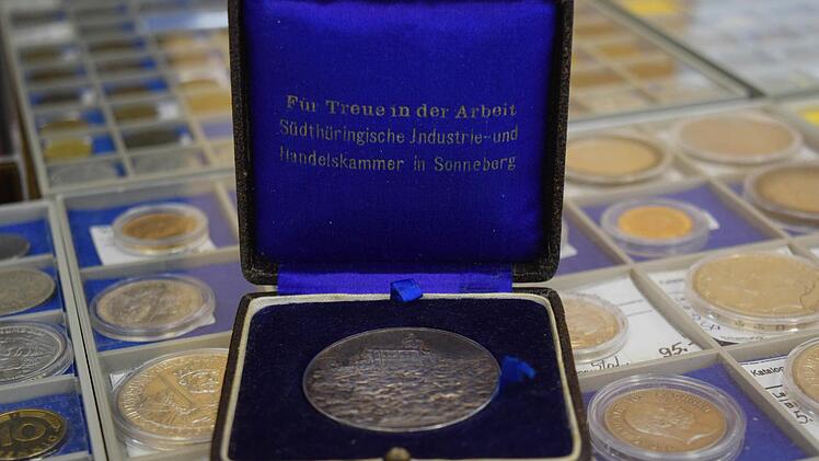 Auf der Münze, mit der man von der Industrie- und Handelskammer Sonneberg für besondere Verdienste ausgezeichnet wurde, ist die Wartburg abgebildet.