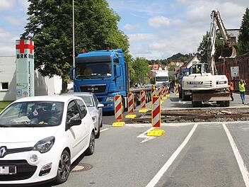 In der Wilhelm- Meußdoerffer-Straße werden die Bahngleise demontiert - zeitgleich zur großen Baustelle auf der Nordumgehung, die den Verkehr in Kulmbach ohnehin ausbremst . An der Schauerkreuzung staut sich deshalb der Verkehr. Foto: Alexander Hartmann