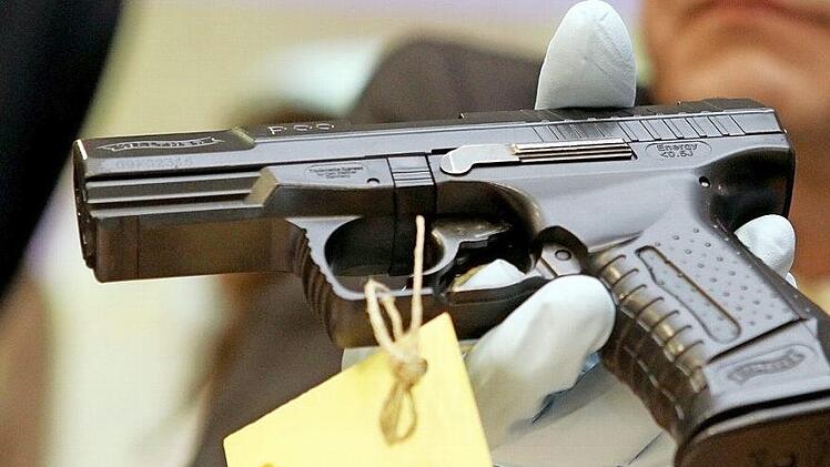 "Er hatte keinen bösen Hintergrund", meint der Pflichtverteidiger des Angeklagten. Der war vor sieben Jahren schon einmal verurteilt worden, weil er unerlaubt eine Waffe bei sich trug. Nicht sein einziges Vergehen. Im Gefängnis hatte der Familienvater viel Zeit zum Nachdenken.  Foto: D. Karmann/dpa