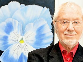 Lothar Fersch, mit dem blauen Stiefmütterchen auf Acryl, die Bilder-Ausstellung ist noch bis Anfang April im Bad Kissinger Parkwohnstift zu sehen.  Foto: Peter Rauch