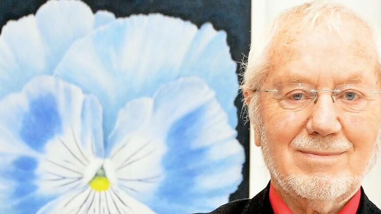 Lothar Fersch, mit dem blauen Stiefmütterchen auf Acryl, die Bilder-Ausstellung ist noch bis Anfang April im Bad Kissinger Parkwohnstift zu sehen.  Foto: Peter Rauch