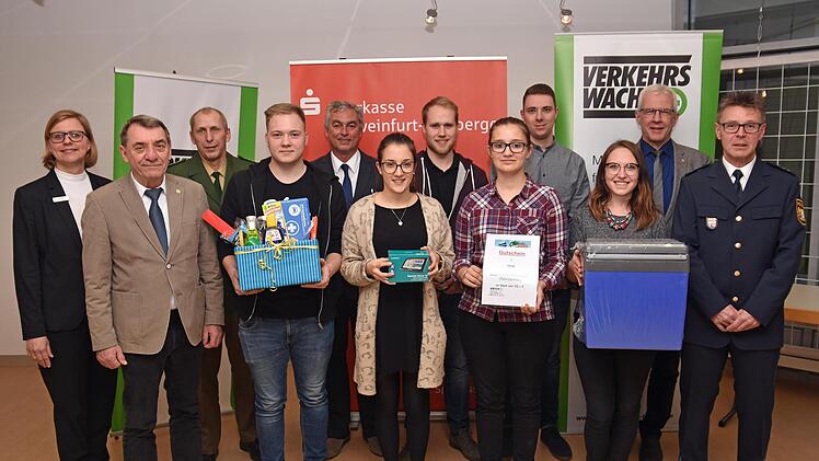 Acht per Los gezogene Teilnehmer der Aktion "Könner durch Er-Fahrung 2017" der Kreisverkehrswacht Haßberge erhielten wertvolle Preise. Unser Bild zeigt (von links) Silke Brochloß-Gerner von der Sparkasse Schweinfurt-Haßberge, den stellvertretenden Landrat Oskar Ebert,  den stellvertretenden Dienststellenleiter der Polizei-Inspektion Haßfurt, Kurt Etzel, Daniel Zapf, den Vorsitzenden der Kreisverkehrswacht, Tilman Fischer, Anna-Lena Bendel, Florian Halpfer, Sarah Schmitt, Christopher Roth, Lui...