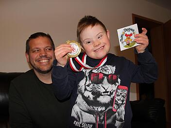Stolzer Papa: Jens Neugebauer freut sich, dass Nils (9) im vergangenen Jahr so viele Fortschritte gemacht hat. Im Turnen hat er sogar eine "Gold-Medaille" gewonnen.Christiane Lehmann