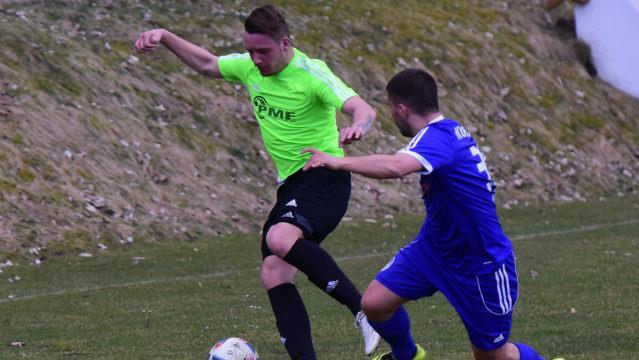 So wie hier Marco Konradi (rechts) im Zweikampf mit Sebastian Szewzyk geriet die komplette Kulmbacher Mannschaft beim 0:5 in M&uuml;nchberg ins Stolpern.  Foto: Katharina H&uuml;bner