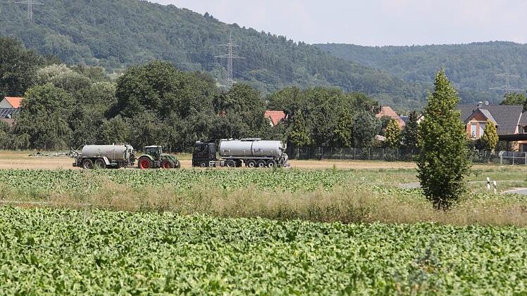 Transporter auf den Feldern bei Eggolsheim haben Argwohn erregt: Hier werde Gülle aus den Niederlanden ausgebracht, mutmaßte ein Landwirt. Foto: Barbara Herbst