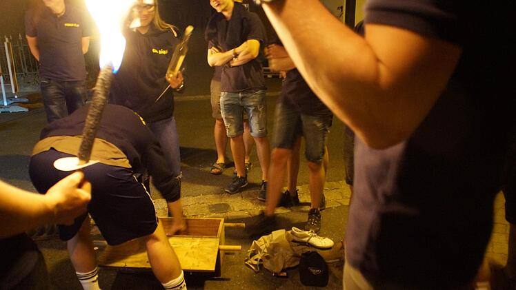 Erinnerungsstücke vom letzten Jahr werden beim Kerwa ausgraben aus dem Sarg der Kerwa geholt.Kirchehrenbacher Kerwasburschen