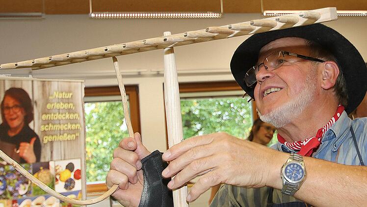 Rechenmacher Pius Bühner kam aus Sandberg ins Haus der Schwarzen Berge, um sein Handwerk zu demonstrieren. Foto: Dieter Britz
