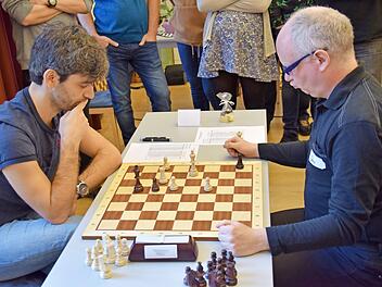 Gro&szlig;meister Rene Stern (re.) gewann zwar das direkte Duell gegen den Internationalen Meister Ilja Schneider, musste dennoch Letzterem den Vortritt lassen.  Fotos: Jens Herrmann