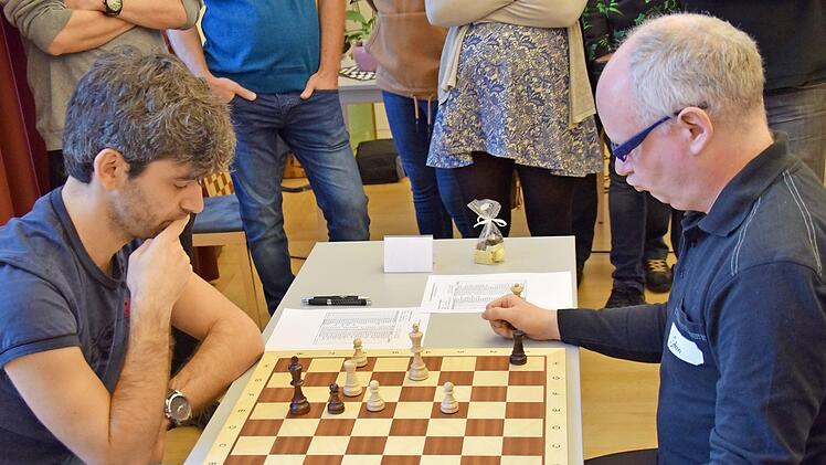 Gro&szlig;meister Rene Stern (re.) gewann zwar das direkte Duell gegen den Internationalen Meister Ilja Schneider, musste dennoch Letzterem den Vortritt lassen.  Fotos: Jens Herrmann