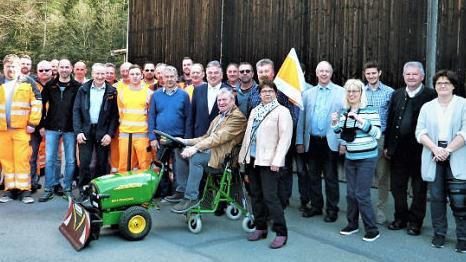 Eckhard Schrepfer (auf dem Traktor) mit Erika Schrepfer und Landrat Klaus Peter Söllner (dahinter) im Kreise der Kollegen  Foto: Werner Reißaus