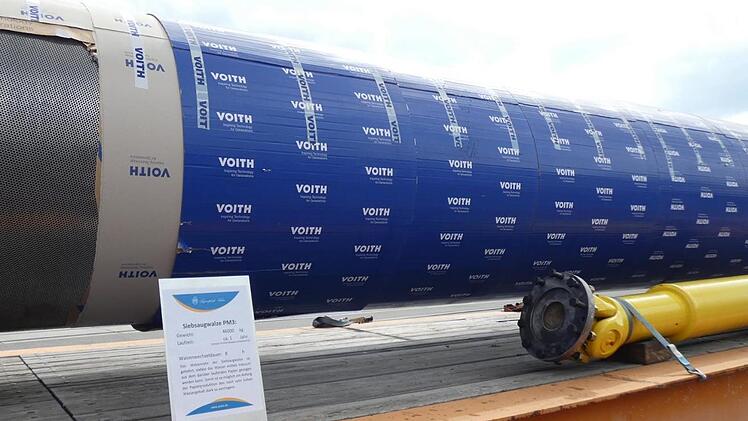 Diese Siebsaugwalze wiegt 4,6 Tonnen und muss jeweils nach einem Jahr gewartet werden. F&uuml;r einen Walzenwechsel ben&ouml;tigen die Techniker acht Stunden.