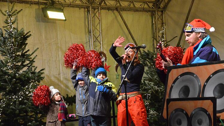 Das Duo holte holte sich Kinder-Unterstützung auf die Bühne.  Foto: bp