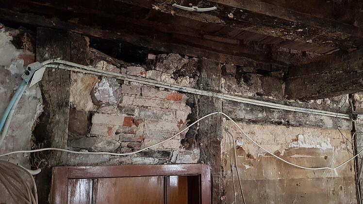 Die Wand an der Theke, an der das Wasser herunterlief, wurde komplett entkernt.