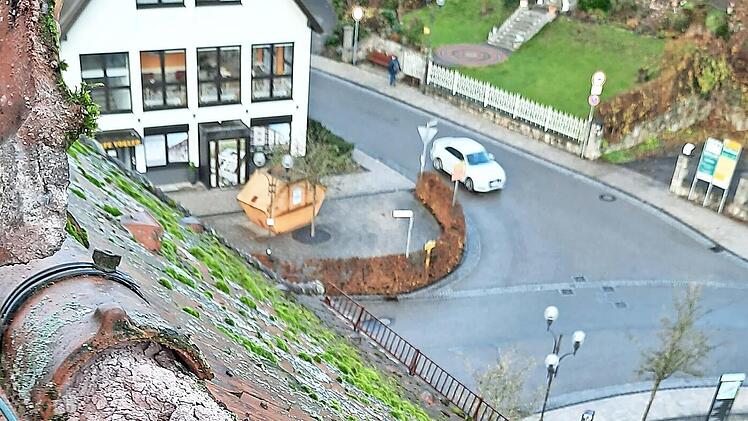 Nicht nur der Mörtel auf dem Dach des Alten Rathauses bröckelt, sondern viele Teile der Bad Brückenauer städtischen Infrastruktur. Jetzt müssen eine Umorientierung und ein Gesamtkonzept her.