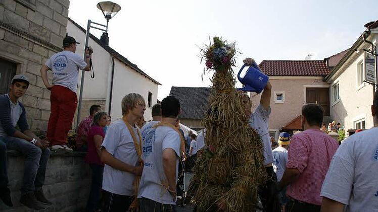 Wenn die Sonne scheint, müssen Strohbären "gegossen" werden. Unterm Stroh wird es nämlich ganz schön warm...